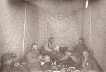 Członkowie ekspedycji Arabah Survey w swoim namiocie, 1883 r.