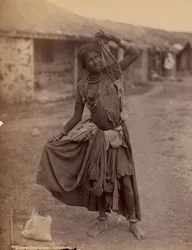 [Cygańska tańcząca dziewczyna, Kathiawar], ca. 1915.