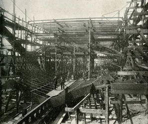Budowa okrętu wojennego: krążownik pierwszej klasy w toku w hucie Tamizy, ok. 1897 r.