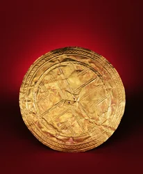 Dysk prawdopodobnie używany jako broszka, z Tedavnet, hrabstwo Monaghan, 2200-2000 pne (złoto)
