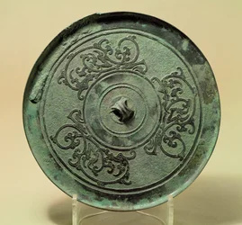 Mirror with Interlacing Dragons, Wschodnia Dynastia Zhou, okres Walczących Królestw, 475-221 pne (brąz)