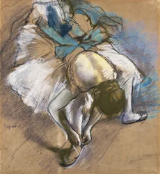 Tancerka zakładająca buty; tancerka wiążąca baletkę, ok. 1880-1885