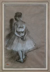 Tancerka stoi, ręce skrzyżowane za plecami. 1874. Ołówek, białe podkreślenia gwaszowe na papierze. Kolekcja Davida Lachenmanna.