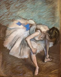 Siedząca tancerka masująca jej stopę. 1881-1883. Pastel na brązowym papierze kleje na tekturze.