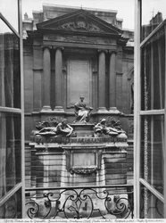 Widok Fontanny Czterech Pór Roku, część środkowa, rue de Grenelle, 1739-46 (szczegół) (patrz też 346094, 346095, 346096, 346097)