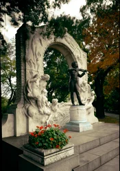 Pomnik w hołdzie austriackiemu kompozytorowi i dyrygentowi Johannowi Straussowi II (albo synowi Johanna Straussa lub młodym Johannowi Sebastianowi Straussowi) (1825-1899). Rzeźba Edmunda von Hellmera (1850-1935). 1921. Wiedeń, Stadtpark, Austria