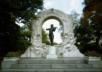 Pomnik w hołdzie austriackiemu kompozytorowi i dyrygentowi Johannowi Straussowi II (albo synowi Johanna Straussa lub młodym Johannowi Sebastianowi Straussowi) (1825-1899). Rzeźba Edmunda von Hellmera (1850-1935). 1921. Wiedeń, Stadtpark, Austria