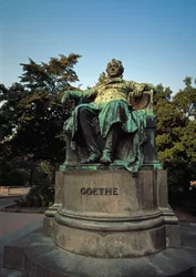 Pomnik ku czci niemieckiego poety Johanna Wolfganga von Goethego (1749-1832) wykonany przez Edmunda von Hellmera (1850-1935)