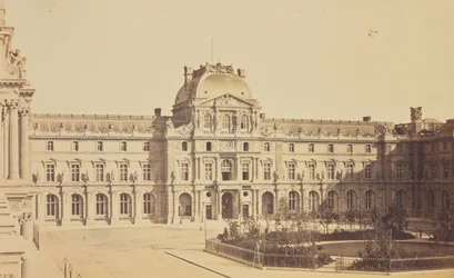 Cour Napoléon i Pawilon Sully widziane ze skrzydła Turgot Luwru w Paryżu