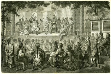 Widok na przedstawienie Opery Pekin (Pekin), Chiny, według historii podróży Madame de Bourboulon. Grawer według rysunku Vaumorta, w „”Le Tour du Monde, Nouveau journal des Voyages””, pod redakcją Edouarda Chartona, Paryż