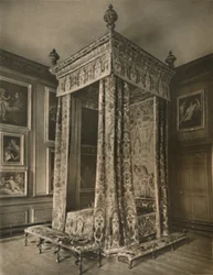 „State Bedstead Queen Anne w Crimson and Gold Figured Velvet”, 1927