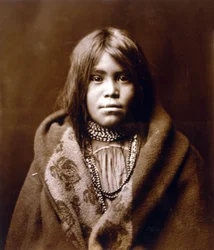 Uma garota Apache, c. 1903, foto Edward S. Curtispolish