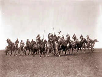 Brule Sioux War Party, Edward S. Curtis, ok. 1907 (stonowany srebrny nadruk)