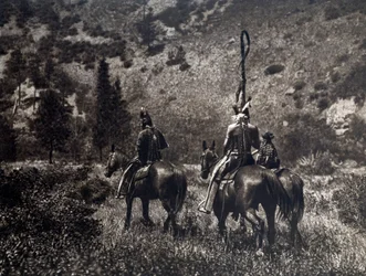 Indianie amerykańscy z plemienia Apsaroke w Black Canyon, Stany Zjednoczone