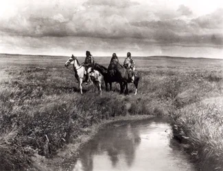 Trzech wodzów Indian amerykańskich, ok. 1900 r. (fotograwiura) (zdjęcie czarno-białe)