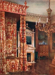 Łóżko królowej Anny. Komoda z szufladami na stojaku. Drewniany kandelabr