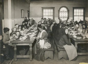 Imigranci podali darmowy posiłek na Ellis Island, ok. 1906 (zdjęcie czarno-białe)