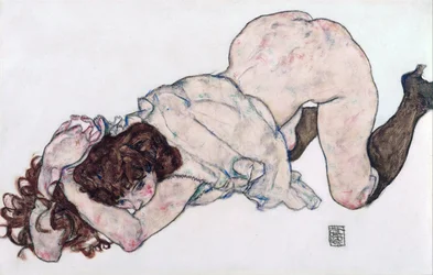 Klęcząca dziewczyna, spoczywająca na obu łokciach - Schiele, Egon (1890-1918) - 1917 - Czarna kreda, gwasz na papierze - 28,7x44,3 - Muzeum Leopolda, Wiedeń