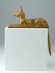 Anubis w formie leżącego szakala, 26-25 dynastia, późny okres, 715-525 pne (drewno z zaprawą i złoceniami)