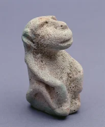 Statuetka pawiana, ze świątyni w Hierakonpolis, depozyt główny, wczesny okres dynastyczny, I-II dynastia (fajans szkliwiony) (zob. także 113908)