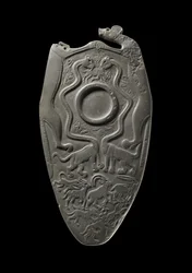 Paleta ceremonialna ze zbiornikiem do rozcierania farby do oczu, w otoczeniu rzeźbionych zwierząt, ze Złoża Głównego, Hierakonpolis, Egipt, ok.3000 pne (łupek)