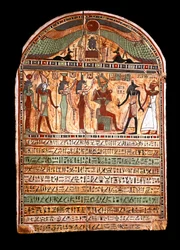 Starożytność egipska: stela grobowa arcykapłana: Ozyrys wita zmarłego obecnego w Anubis, za nim bóstwa Izyda, Neftyda (Neftyda lub Neftis), Horus, Hathor. III-II wiek p.n.e. turyn, muzeum egipskie - antyki egipskie: stela grobowa