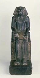 Siedzący posąg Sesostrisa III, z Hierakonpolis, Państwo Środka (czarny granit)