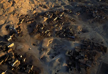 Widok z lotu ptaka na stanowisko archeologiczne Qurna, Sheikh Abd el-Qurna, nekropolia tebańska, Egipt, Nowe Państwo, dynastia XVIII-XIX