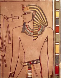 Amenhotep II (ok. 1427-1392 pne) z ankh podniesionym do ust, z komory sarkofagu w jego grobowcu, Nowe Królestwo (malowany wapień)