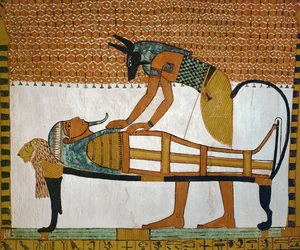 Anubis, bóg zmarłych, pochylający się nad mumią Sennutema ...
