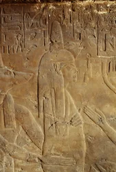 Anubis trzymający mumię, relief z grobowca Mai, mokrej pielęgniarki Tutanchamona, Sakkara, Egipt, cywilizacja egipska, Nowe Państwo, XVIII dynastia, detal