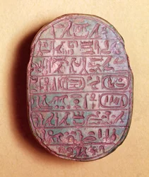 Podstawa skarabeusza małżeńskiego Amenhotepa III (ok. 1417-1379 pne) i królowej Tiye, Nowe Królestwo, ok. 1391-1353 pne
