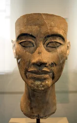 Popiersie Nefretete (ok. 1370- ok. 1330 p.n.e.) Wielka królewska żona (główna małżonka) egipskiego faraona Echnatona. Nefertiti i jej mąż byli znani z rewolucji religijnej. Zaczęli czcić tylko jednego boga, Atena, tarczę słoneczną.