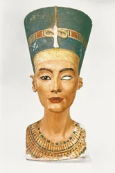 Popiersie królowej Nefertiti, widok z przodu, z pracowni rzeźbiarza Totmesa w Tell el-Amarna