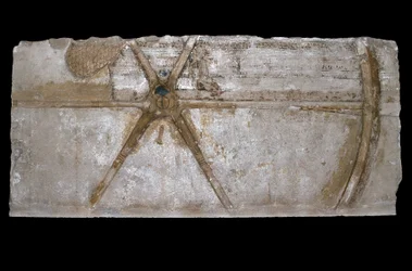 Rzeźbiony i malowany blok wapienia z przedstawieniem koła rydwanu, 1353-35 pne (wapień)