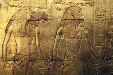 Jumaluudet, kaiverrus kolmannen kullalla päällystetyn hautakappelin takapaneelissa, Tutankhamonin aarre, Egypti, Egyptin sivilisaatio, Uusi kuningaskunta, dynastia XVIII Puola