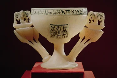 Kubek do picia w formie na wpół otwartego kwiatu lotosu, znaleziony przy wejściu do grobowca Tutanchamona (ok. 1370-52 pne) Nowe Królestwo (alabaster) (patrz także 149480 i 228555)