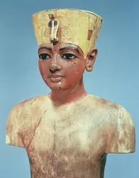 Model młodego Tutanchamona (ok. 1370-52 p.n.e.) noszącego połączenie korony królów Dolnego Egiptu i nakrycia głowy Nefertiti