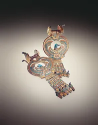 Kolczyki z ptakami hybrydami ze skrzydłami sokoła i głowami kaczek, z Grobowca Tutanchamona (ok. 1370-1352 pne) Nowe Państwo (złoto inkrustowane kolorowym szkłem i fajansem)
