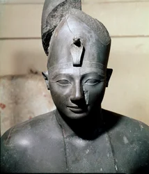 Antykwit egipski: bazaltowe popiersie faraona Thutmosisa (Tuthmosis lub Thutmus) III (ok. 1504-1450 p.n.e.) z XVIII dynastii. Z Karnaku. Kair, Muzeum Egipskie.