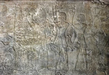 Starożytność egipska: łączy z grobu Kha em Het (Khaemhat) inspektora strychów i pisarza z dworem Amenophisa III (TT57) reprezentującego ofiarodawców. XVIII dynastia. 1530-1290 pne. Dolina Szlachty. Luksor, Zachodni Brzeg, Egipt