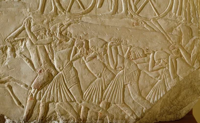 Starożytność egipska: niewolnicy niosący obelisk podczas wielkich dzieł faraońskiego Egiptu. Fragment płaskorzeźby z grobu starszego urzędnika z końca XVIII dynastii. 1570-1320 pne. Bolonia, Civico Museo Archeologico