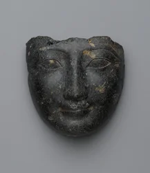 Twarz z pokrywy sarkofagu, zakupiona w Luxor, New Kingdom (granit)