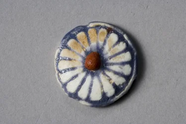 Okrąg kwiatowy, okres Amarna, 1353-37 pne (fajans)