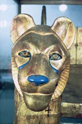 Zagłówek nagrobny w kształcie lwa, z Grobowca Tutanchamona (ok. 1370-1352 pne) Nowe Państwo (stiuk i złocone drewno)