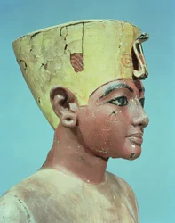 Głowa manekina młodego Tutanchamona (ok. 1370-52 pne) noszącego kompromis między koroną królów Dolnego Egiptu a nakryciem głowy Nefertiti (drewno malowane i stiukowe) (patrz 148489)