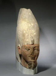 Głowa króla z początku XVIII dynastii, Nowe Królestwo, ok. 1539-1493 pne (piaskowiec)