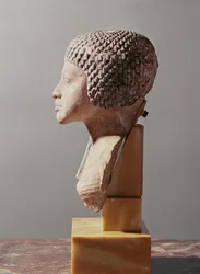 Lewy profil głowy księżnej z rodziny Echnatona, Nowe Państwo (malowany wapień) (patrz także 107940, 116813, 370211)