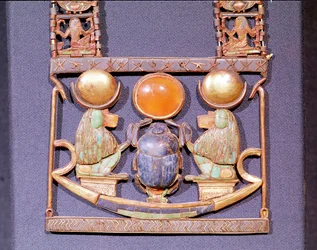 Naszyjnik Wschodzącego Słońca, z grobowca Tutanchamona (ok. 1370-52 pne) Nowe Królestwo (złoto inkrustowane kamieniami półszlachetnymi) (detal z 153788)