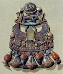 Pektorał ze skarabeuszem-ptakiem, z grobowca Tutanchamona (ok. 1370-52 p.n.e.), Nowe Państwo (złote cloisonné zdobione kamieniami półszlachetnymi i pastą szklaną)